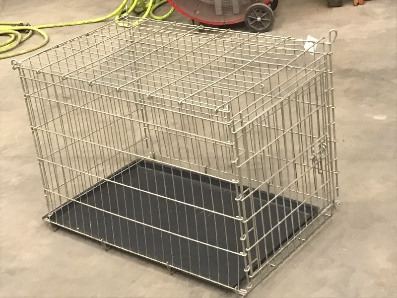 lot 15 image: Large-Sized Collapsible Pet Kennel ...
