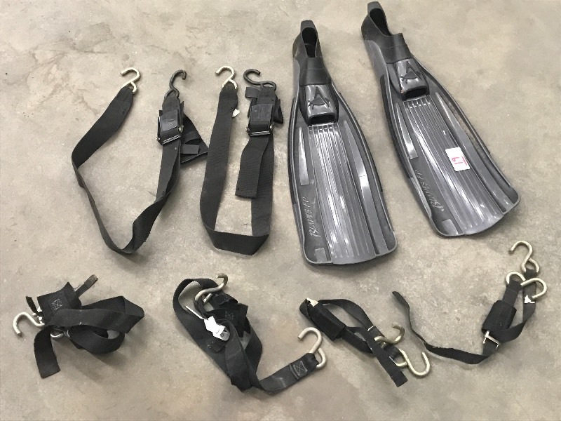 lot 19 image: Lot Of (1) Pair Of Blades FP Swimmi...