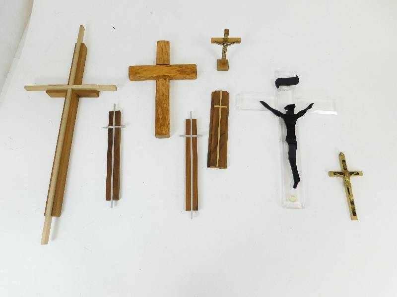 lot 8 image: Eight  Crosses