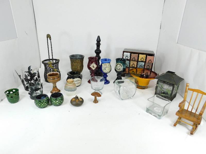 lot 22 image: Lot Filled With Many Interesting Miscellaneous Collectors Items