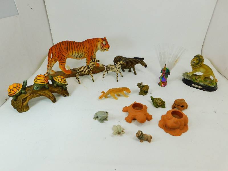 lot 31 image: Fifteen Various Animals Collection