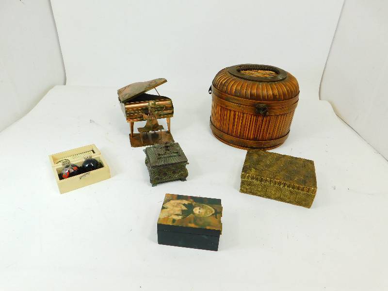 lot 43 image: Five Miscellaneous Containers