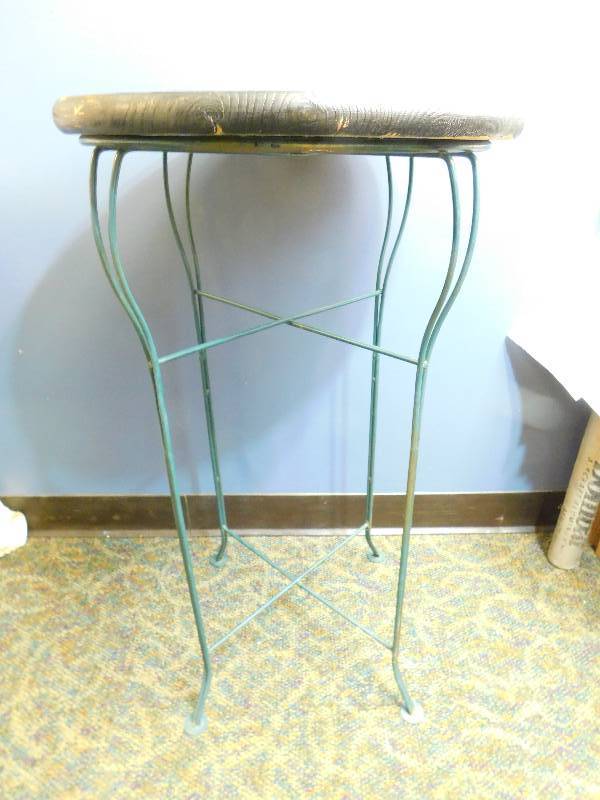 lot 58 image: Vintage Green Rod Iron Table With Black Painted Wood Top