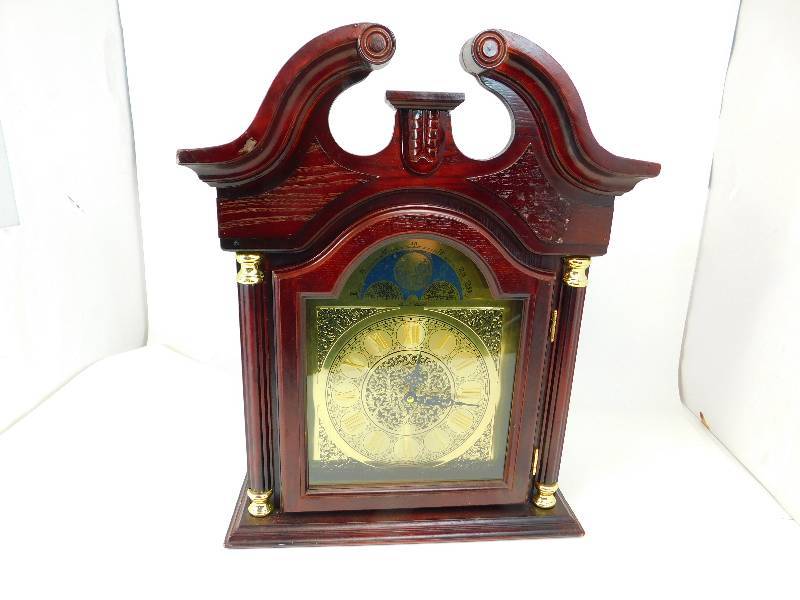 lot 66 image: Large Vintage Mantel Clock