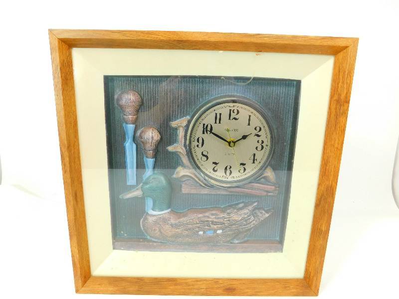 lot 70 image: Wood Framed Spartus Quartz Battery Operated Clock With Duck Scene