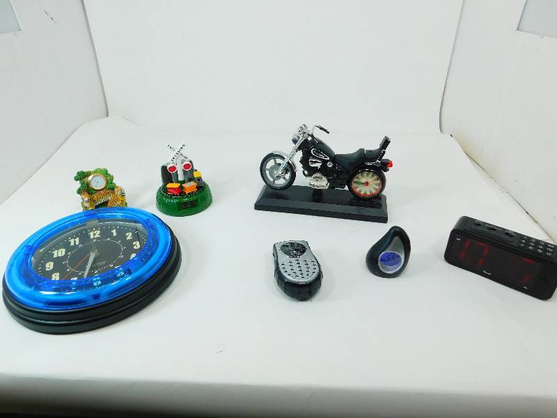 lot 76 image: One Radio & One Clock Radio & Five Other Clocks