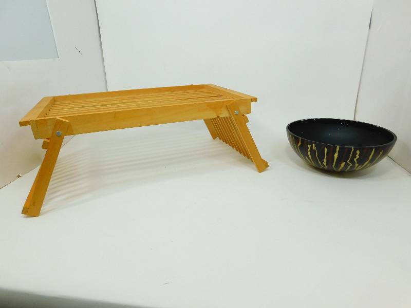 lot 89 image: Fold Up Serving Tray & Decorative Bowl--