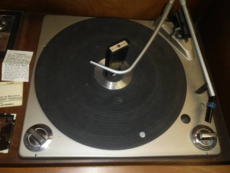 lot 289 image: Vintage stereo console Philco