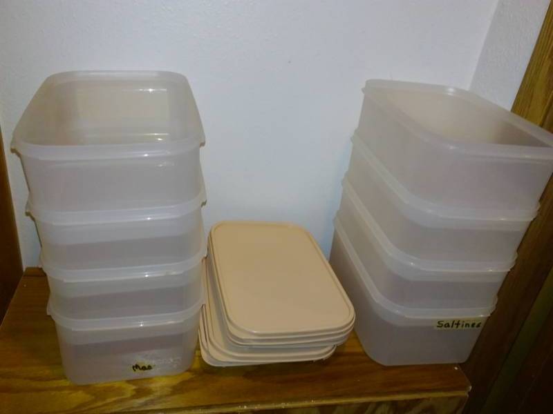 lot 290 image: Fabulous Tupperware with lids (8)