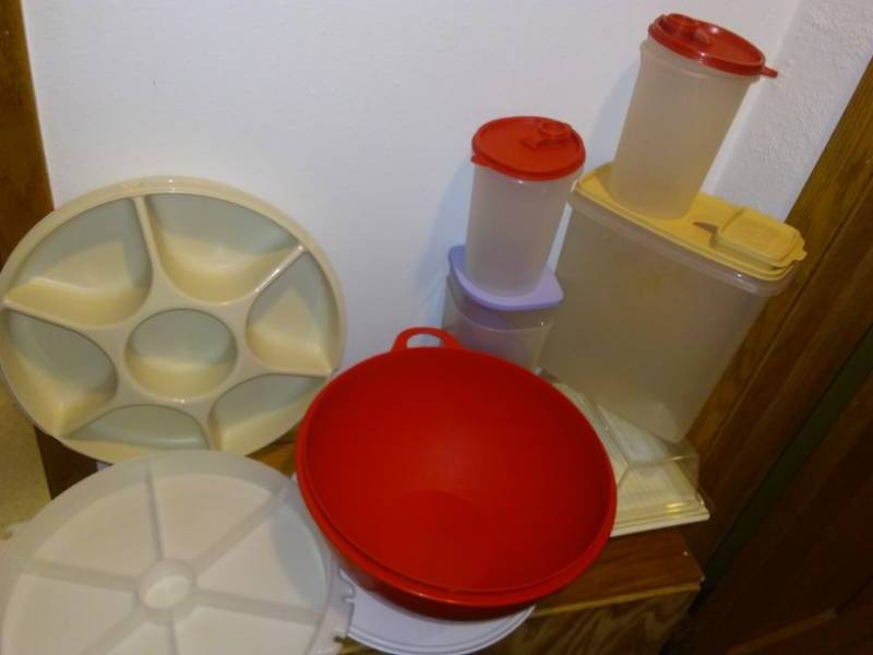 lot 300 image: Tupperware assortment - vege partitioned tray