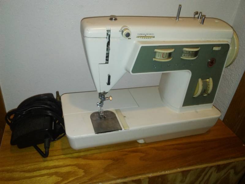lot 306 image: Singer sewing machine