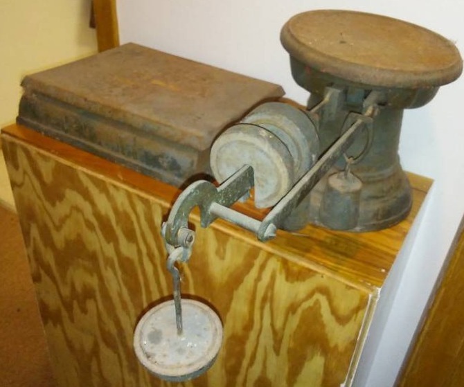 lot 311 image: Antique scale with weights, double base, heavy duty