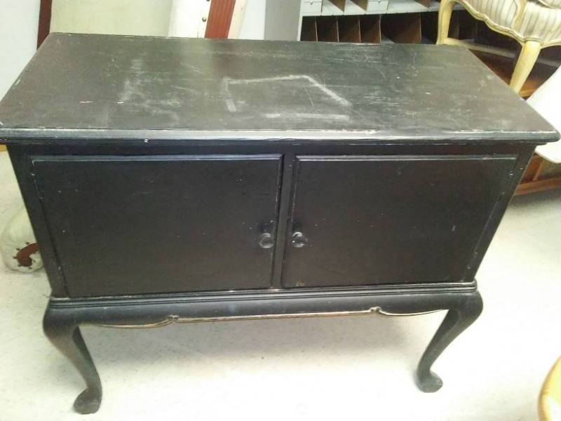 lot 315 image: Small painted Buffet
