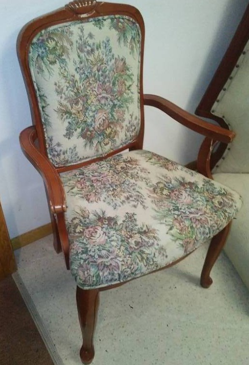 lot 321 image: Hexagon end table and armchair