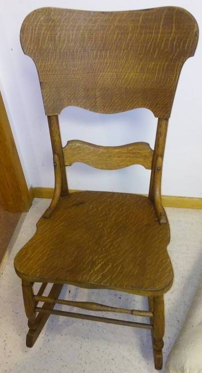lot 323 image: Classic Crosscut Oak rocking chair