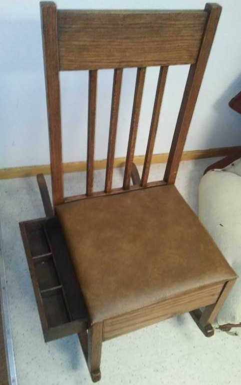 lot 324 image: Vintage rocking chair with drawer, Oak