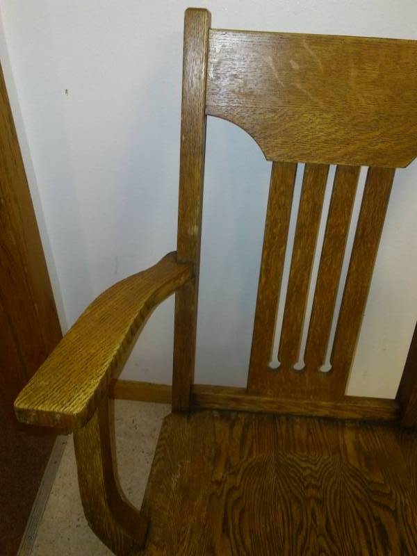lot 325 image: Classic Arm rocking chair, Oak
