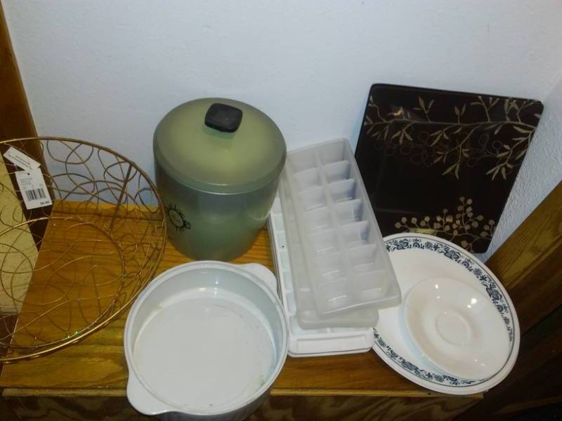 lot 335 image: Kitchen cookware, serving and more