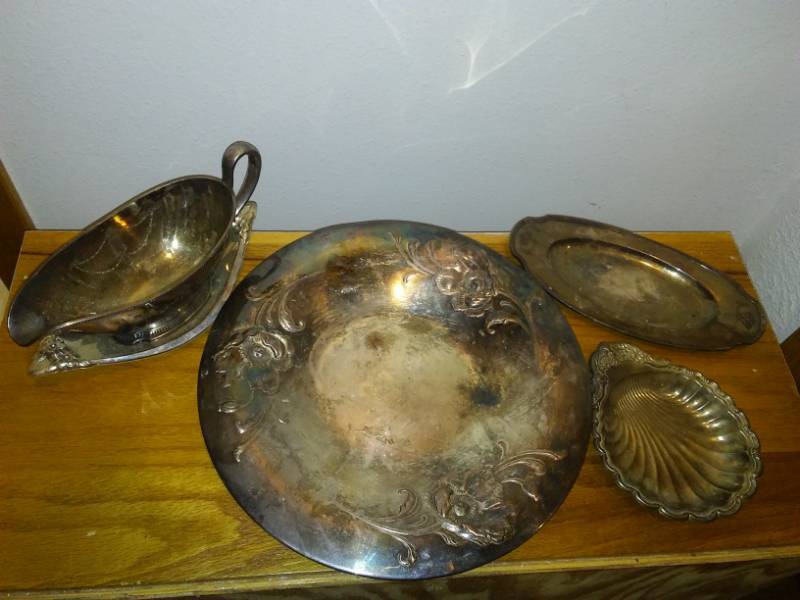 lot 343 image: Vintage silver serving pieces, Community Plate 1947, 1945