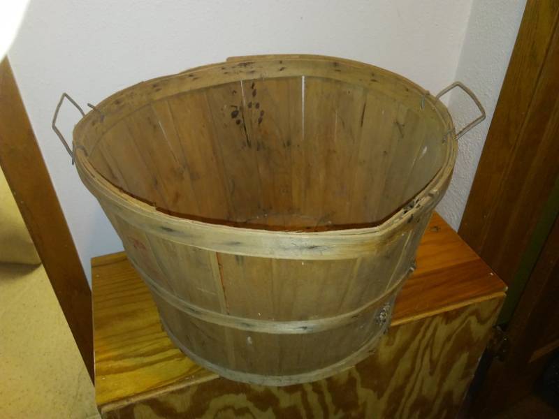 lot 355 image: Apple Basket with bail handle and 2 brass wall decor