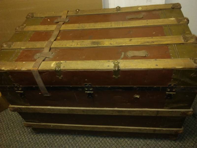 lot 363 image: Vintage steamer trunk with keys