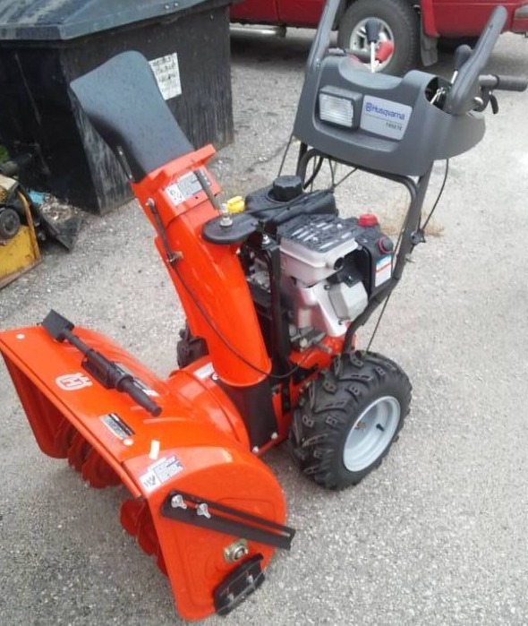 lot 375 image: Husqvarna 14527 E  14HP Snowblower LIKE NEW