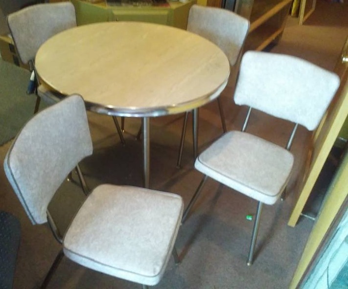 lot 401 image: Mid-century modern vintage kitchen table and 4 chairs