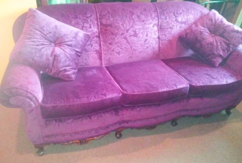 lot 405 image: Vintage sofa great condition, 87 x 35 d x 32 t