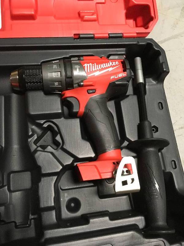 MILWAUKEE M18 FUEL 18-Volt Lithium-Ion Brushless Cordless 12 in. Hammer Drill Driver Kit W(1) 5.0Ah Batteries & Hard Case in working conditions