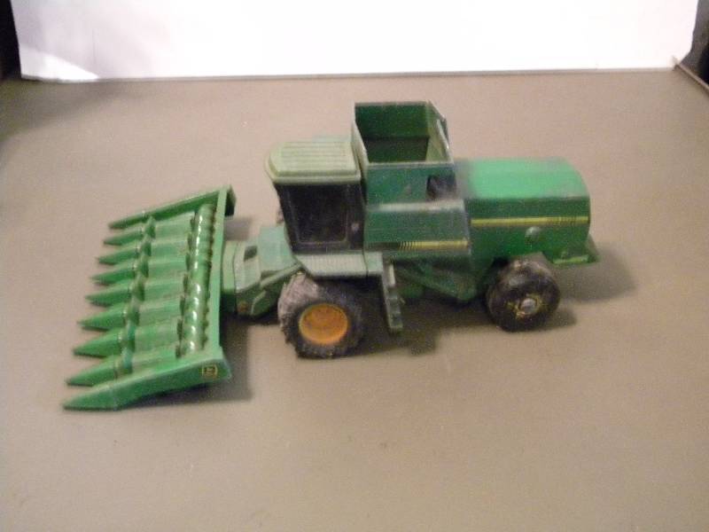 John Deere Titan II Toy Combine