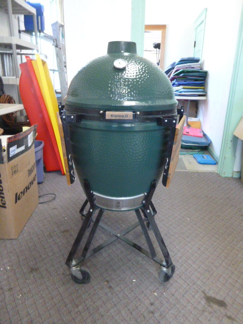 lot 4 image: Large Big Green Egg 10 M Ceramic Grill