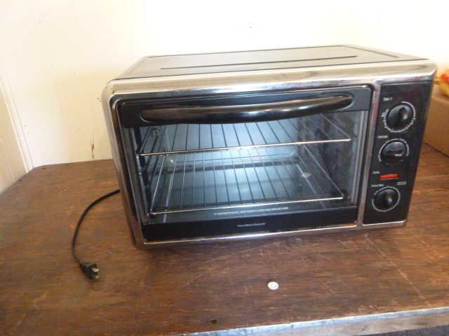 lot 20 image: Hamilton Beach Portable Oven