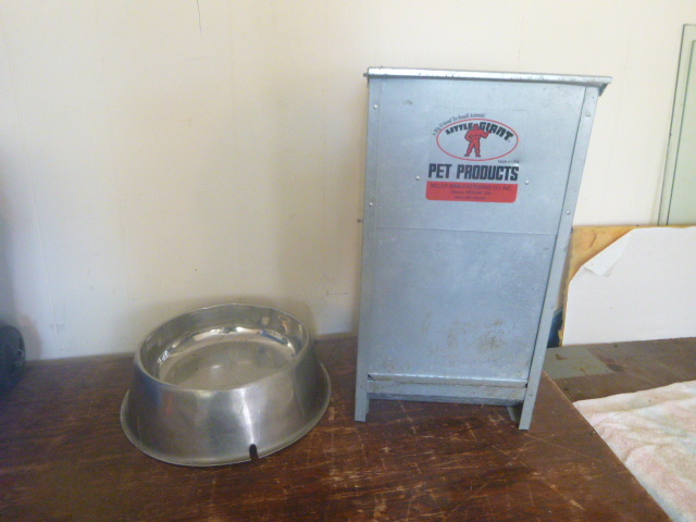 lot 28 image: Pet Feeder