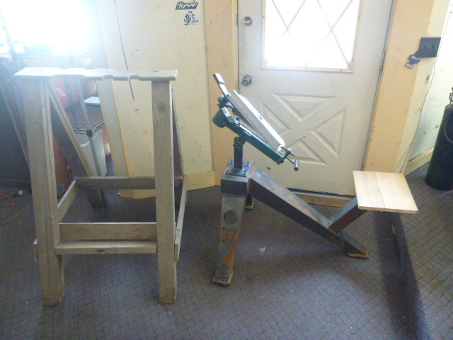 lot 36 image: Clay Pigeon Thrower and Gun Rack