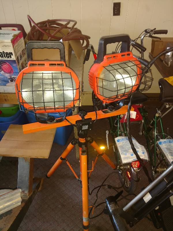 lot 33 image: Large Flood Lights