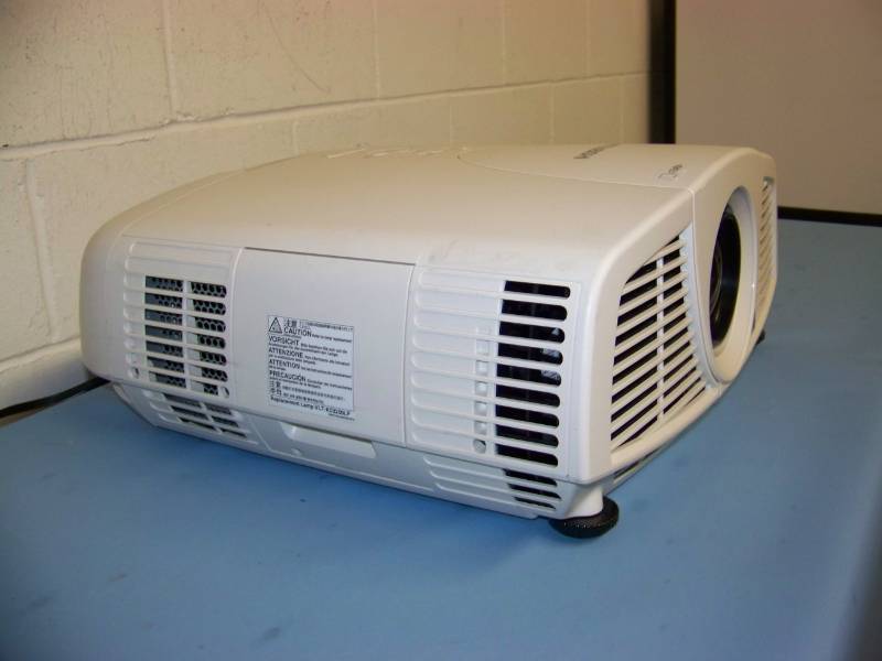 lot 17 image: Mitsubishi, WD3300U, DLP Projector with HDMI Input