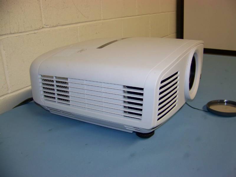lot 21 image: Mitsubishi, WD2000, DLP Projector