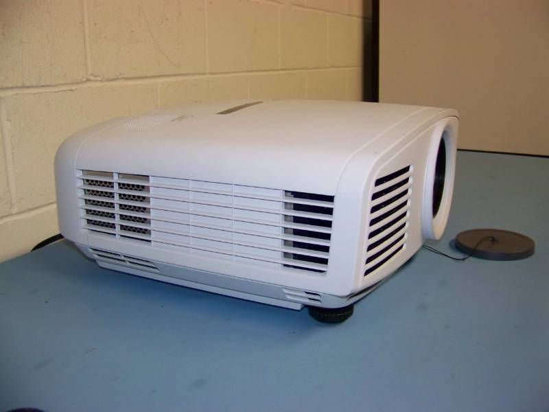 lot 22 image: Mitsubishi, WD2000, DLP Projector