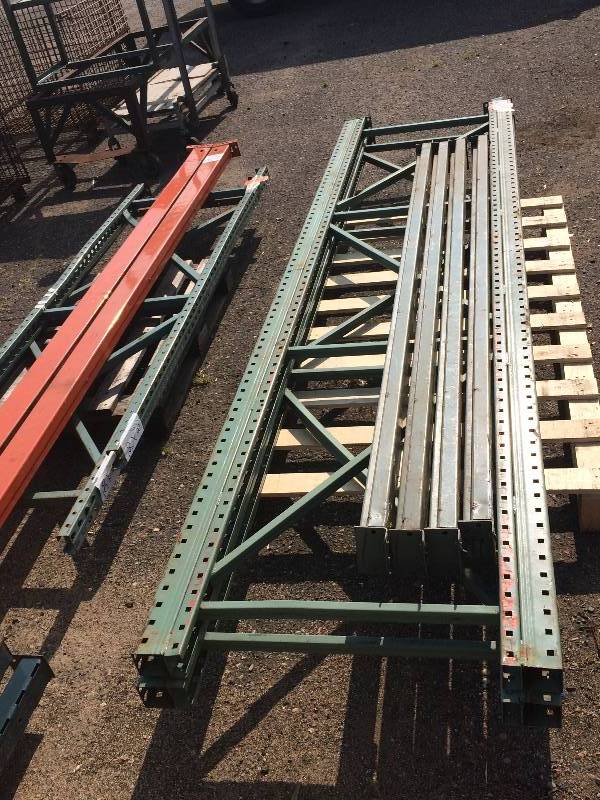 lot 1 image: Teardrop pallet rack