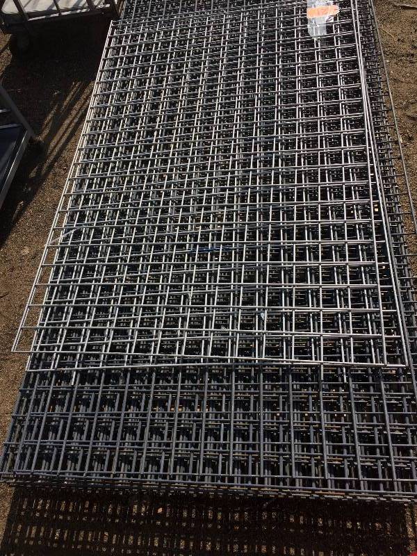 lot 21 image: Wire Grid Wall