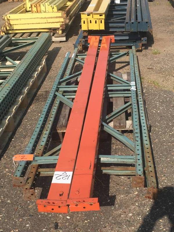 lot 2 image: Teardrop pallet rack