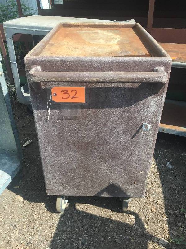 lot 32 image: Cambro bus cart