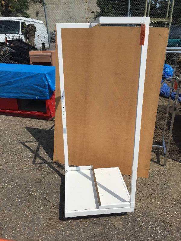 lot 54 image: White Z-style adjustable clothing display rack