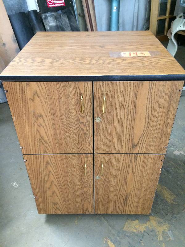 lot 143 image: Rolling, locking cabinet