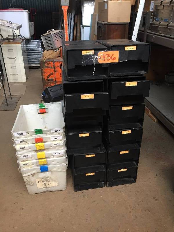 lot 136 image: Rubbermaid Drawers and assorted bins
