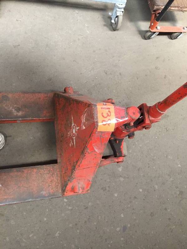 lot 138 image: Jet 5000 lb capacity pallet jack