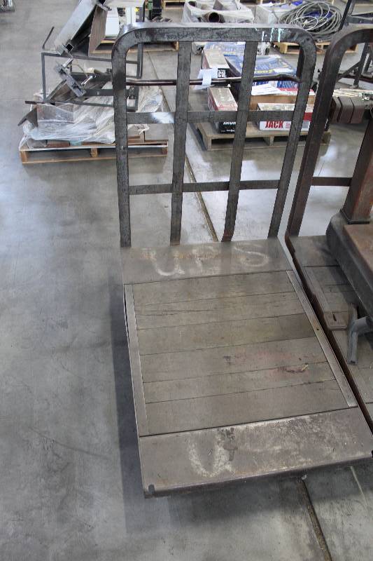 lot 202 image: Rolling Cart