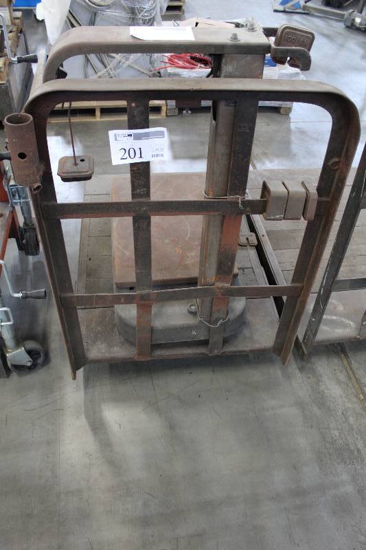 lot 201 image: Rolling Cart