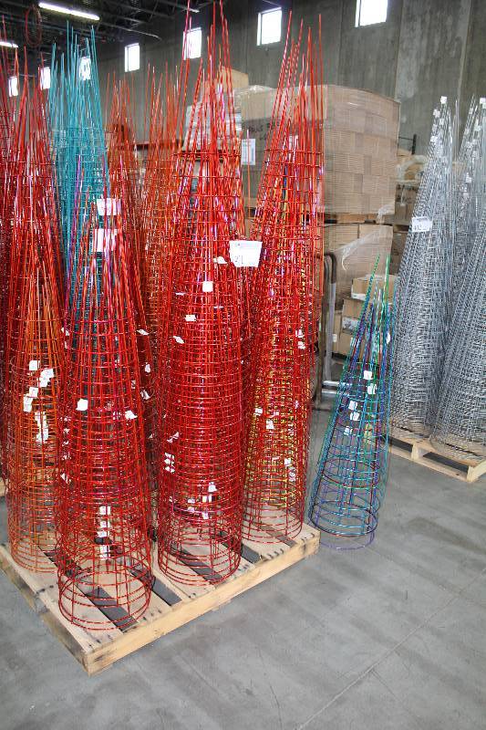 lot 401 image: Lot of (Approximately 70) 14x42 Heavy Duty Sectional Garden Cage
