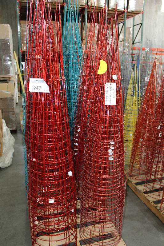 lot 397 image: Lot of (Approximately 25) 16x54 Heavy Duty Sectional Garden Cage